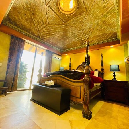 Luxury'S House Villa Rocky Point Exterior photo